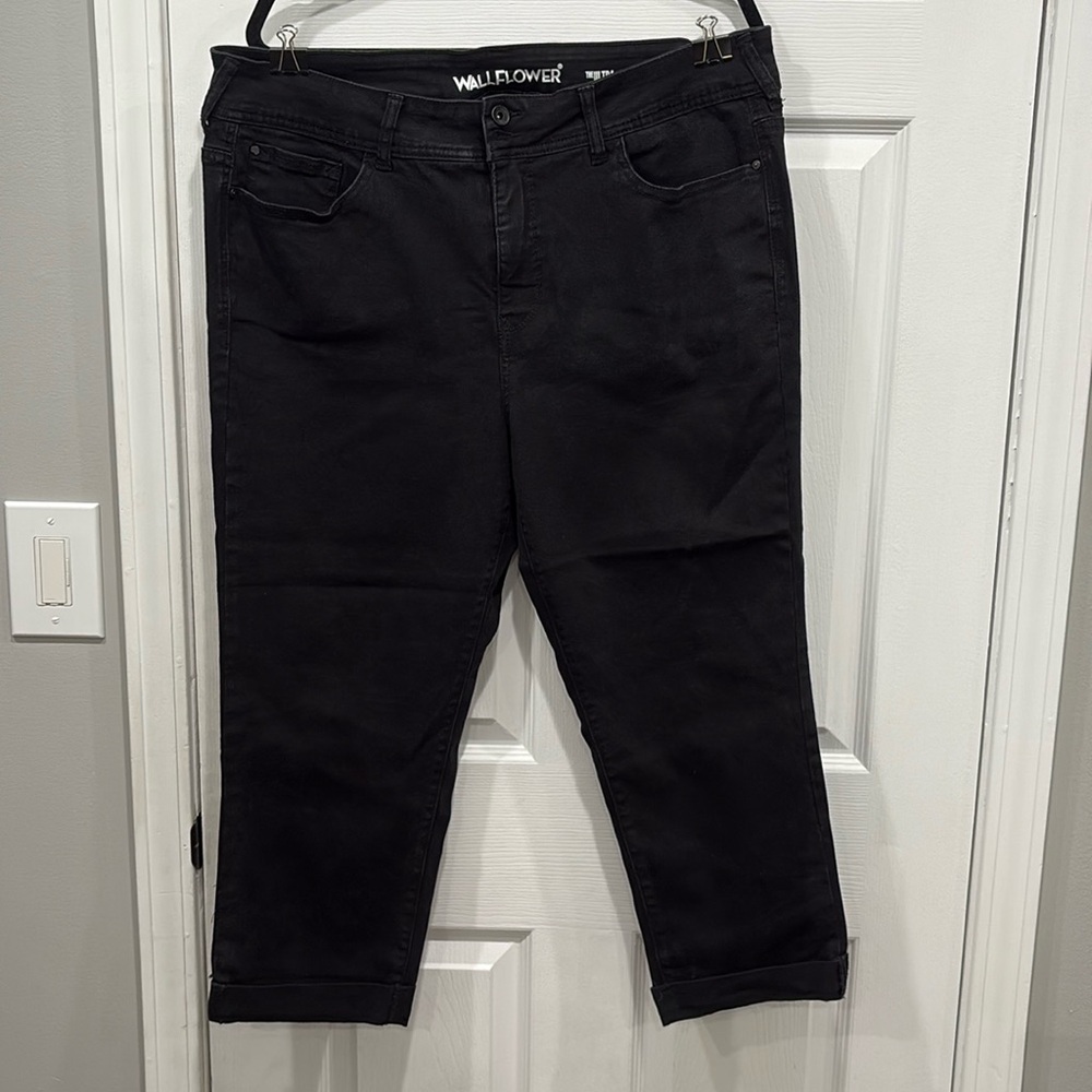 Wallflower black luscious curvy fit crop pant 18